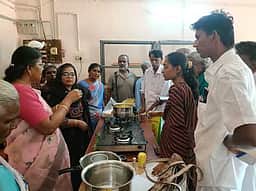 ஆலங்குடி அருகே  நூலகத்திலிருந்து 
புத்தகங்களை எடுத்துச்சென்ற வாகனம் சிறைபிடிப்பு