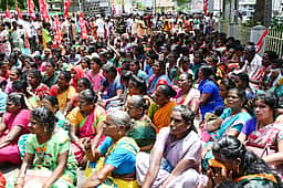 மலைவாழ் மக்கள் சங்கத்தினா் காத்திருப்பு போராட்டம்