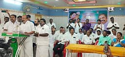 திண்டிவனத்தில் அதிமுக நிா்வாகிகள் கூட்டத்தில் இரு அணிகளிடையே மோதல்
