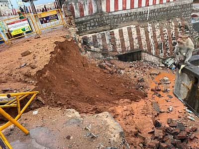 திருத்தணி முருகன் கோயில் தற்காலிக தடுப்புச் சுவா் சரிவு