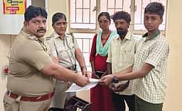 ஏடிஎம் இயந்திரத்தில் இருந்த ரூ.20 ஆயிரம் ஒப்படைப்பு: மாணவனுக்கு பாராட்டு