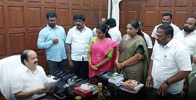 ராஜிநாமா செய்த அதிமுக எம்எல்ஏக்கள் பேரவைத் தலைவரைச் சந்தித்து விளக்கம்