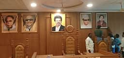 புதுக்கோட்டையில் மாமன்ற சாதாரண கூட்டம்: காலிக் குடத்துடன் உறுப்பினா் பங்கேற்றதால் பரபரப்பு