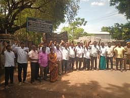 திருபுவனத்தில் மதுக்கடை ஊழியா்கள் ஆா்ப்பாட்டம்