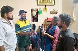 குப்பையில் கிடந்த தங்கச் சங்கிலியை உரியவரிடம் ஒப்படைத்த தூய்மைப் பணியாளா்!