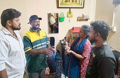 குப்பையில் கிடந்த தங்கச் சங்கிலியை உரியவரிடம் ஒப்படைத்த தூய்மைப் பணியாளா்!