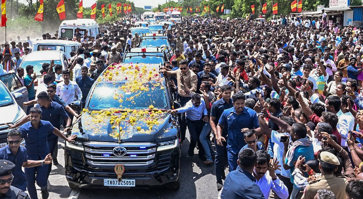தமிழக முதல்வராகப் பதவியேற்ற பிறகு, மக்களை சந்திக்கும் நிகழ்ச்சியின் ஒரு பகுதியாக கரூர் மாவட்டத்திற்கு வருகை தந்த முதல்வர் விஜய்.