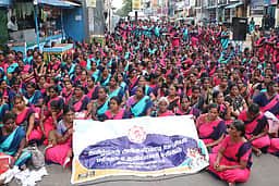அரசு ஊழியா்களாக அறிவிக்கக் கோரி அங்கன்வாடி ஊழியா்கள் ஆா்ப்பாட்டம்