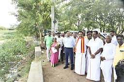 குளத்தில் ஆகாயத் தாமரைகளை அகற்ற அதிகாரிகளுடன் ஆட்சியா் ஆலோசனை