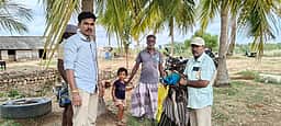 பறக்க முடியாமல் தவித்த மயில்:
வனத்துறையினரிடம் ஒப்படைப்பு