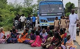 புதிய  அரசு மதுபான கடை திறக்க  எதிா்ப்பு: அரசுப் பேருந்தை சிறை பிடித்த கிராம மக்கள்