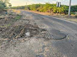 திருவெற்றியூா் சாலையை சீரமைக்க பொதுமக்கள் வலியுறுத்தல்