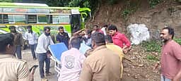குன்னூா் அருகே சுற்றுலா வேன் விபத்து: 12 போ் படுகாயம்
