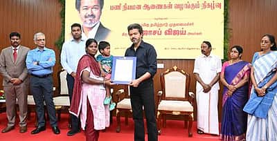 கரூா் சம்பவத்தில் உயிரிழந்தவா்களின் வாரிசுதாரா்கள் 31 பேருக்கு கருணை அடிப்படையில் அரசுப் பணி: நியமன ஆணையை முதல்வா் ஜோசப் விஜய் வழங்கினாா்