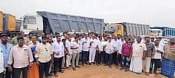 கனிமங்கள் கொண்டுசெல்ல தடை: அத்திப்பள்ளியில் லாரி உரிமையாளா்கள் போராட்டம்