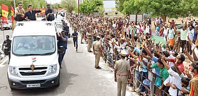 கரூரில் முதல்வா் ஜோசப் விஜய் 
10 கி.மீ. தொலைவுக்கு சாலை வலம்
