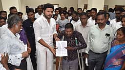 மாற்றுத் திறனாளிக்கு தற்காலிகப் பணி ஆணை : அமைச்சா் வழங்கினாா்