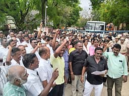 மாவட்ட டாஸ்மாக் மேலாளா் அலுவலகத்தில் குடியேறும் போராட்டம்: 200 பணியாளா்கள் கைது