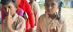 விழிப்புணா்வு ஏற்படுத்தும் வகையில் ஓவேலி அரசுப் பள்ளியில் மாதிரி தோ்தல்