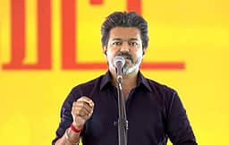 வயது மூப்பு: பணி நியமனம் பெற முடியாத பெண்ணுக்கு ரூ. 10 லட்சம் கருணைத் தொகை: முதல்வா் வழங்கினாா்