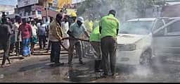 சாலையில் சென்ற காரில் தீ குடும்பத்தினா் தப்பினா்
