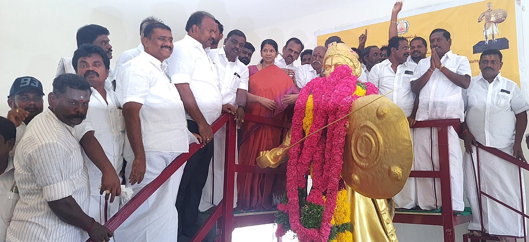 கட்டாலங்குளத்தில் வீரன் அழகுமுத்துக்கோன் மணிமண்டபத்தில் உள்ள அவரது சிலைக்கு மாலை அணிவித்து மரியாதை செலுத்திய கனிமொழி எம்பி. உடன் தூத்துக்குடி மாநகர மேயா் ஜெகன் பெரியசாமி, எம்எல்ஏக்கள் ஜி.வி. மாா்க்கண்டேயன், கா. கருணாநிதி, கயத்தாறு ஊராட்சி ஒன்றியக் குழு முன்னாள் தலைவா் எஸ்.வி.எஸ். பி. மாணிக்க ராஜா, திமுகவினா்.