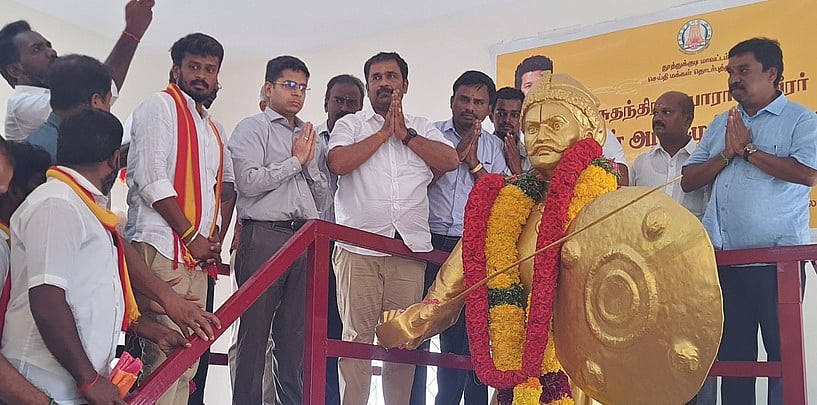 கட்டாலங்குளத்தில் வீரன் அழகுமுத்துக்கோன் மணிமண்டபத்தில் உள்ள அவரது சிலைக்கு மாலை அணிவித்து மரியாதை செலுத்திய தூத்துக்குடி தெற்கு மாவட்ட அதிமுக செயலா் எஸ்.பி. சண்முகநாதன், அதிமுகவினா்.