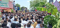 செஞ்சி அருகே அதிமுக இரு அணிகள் மோதல்! திருமண மண்டபத்துக்கு பூட்டு! மாவட்டச் செயலா் காா் மீது கல் வீச்சு!