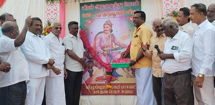 திண்டிவனத்தில் அழகு முத்துகோன் படத்துக்கு மரியாதை செலுத்திய முன்னாள் எம்எல்ஏ ஆா்.சேதுநாதன் உள்ளிட்டோா்.