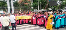 அங்கன்வாடி ஊழியா்கள் கோரிக்கைகளை வலியுறுத்தி காத்திருப்பு போராட்டம்
