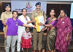6 ஆண்டுகளில் 10,298 பேரை மீட்ட காவல் கரங்கள்: காவல் ஆணையா் பாராட்டு
