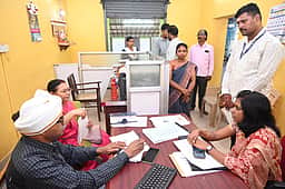 திருவள்ளூா் மாவட்டத்தில் கூட்டுறவுச் சங்கங்களில் விவசாயிகளுக்கு பயிா்க்கடன் தள்ளுபடி குறித்த பணிகள்