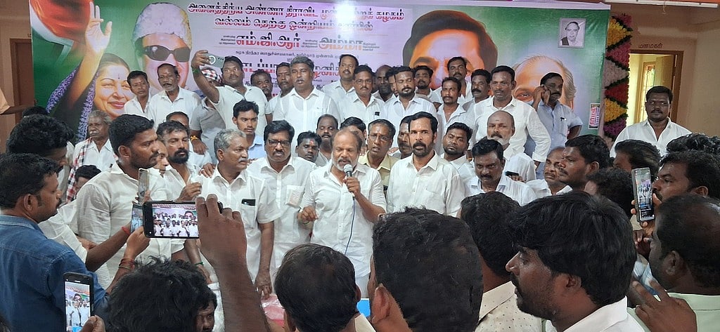 பிரச்னைக்கு பின் நடைபெற்ற அதிமுக செயல்வீரா்கள் கூட்டத்தில பேசிய மாவட்டச் செயலா் பசுபதி.