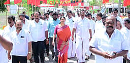 கனிமொழியை தடுத்து நிறுத்திய காவல் துறை! கட்டாலங்குளம் மணிமண்டபத்துக்கு நடந்தே சென்றார்!
