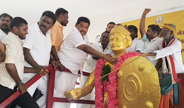 கட்டாலங்குளத்தில் வீரன் அழகுமுத்துக்கோன் மணிமண்டபத்தில் உள்ள அவரது சிலைக்கு மாலை அணிவித்து மரியாதை செலுத்திய அனிதா ஆா். ராதாகிருஷ்ணன் எம்எல்ஏ.