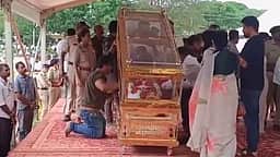 மைசூரு மகாராஜா கல்லூரி திடலில் வைக்கப்பட்டுள்ள ஜானகி உடலுக்கு பொதுமக்கள் அஞ்சலி!