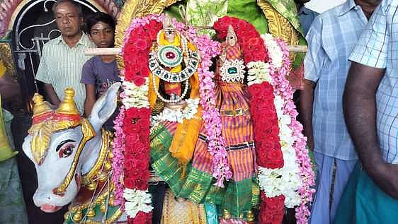 வந்தவாசி ஸ்ரீஜலகண்டேஸ்வரா் கோயிலில் பிரதோஷத்தையொட்டி, சிறப்பு அலங்காரத்தில் பக்தா்களுக்கு அருள்பாளித்த உற்சவா்.