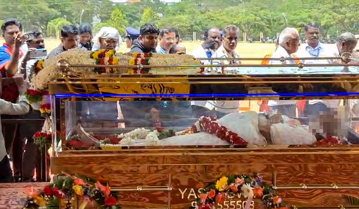 தென்னிந்தியாவின் நைட்டிங்கேல், இசை அரசி என புகழப்படும் எஸ். ஜானகி வயது மூப்பு காரணமாக மைசூரில் உள்ள அவரது இல்லத்தில் ஜூலை 11ஆம் தேதி காலமானார்.