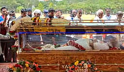 பாடகி ஜானகி உடலுக்கு பொதுமக்கள் அஞ்சலி - புகைப்படங்கள்