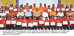 பேரிடா் காலங்களில் மாணவா்கள் அரசுடன் இணைந்து செயல்பட வேண்டும்: பயிற்சி முடித்தவா்களுக்கு கடலூா் ஆட்சியா் அறிவுரை