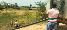 அரியலூா் பகுதிகளில் தண்ணீரை விலைக்கு வாங்கி பயிா்களைக் காக்கும் அவல நிலை!