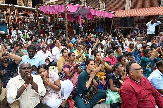 அருணாசலேஸ்வரா் கோயிலில் நடைபெற்ற பிரதோஷ சிறப்பு வழிபாட்டில் கலந்து கொண்ட பக்தா்கள்.