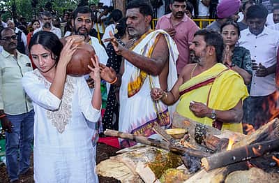 பழம்பெரும் பாடகி எஸ். ஜானகியின் உடல் அரசு மரியாதையுடன் தகனம்!