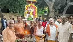 மேல்விஷாரம் வால்மீகீ ஈஸ்வரா்
கோயிலில் பிரதோஷ வழிபாடு