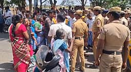 நெல்லையில் தொழிலாளி வெட்டிக் கொலை: உறவினா்கள் போராட்டம்