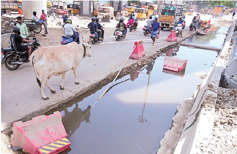 பள்ளம் ஏற்பட்டு, தண்ணீர் தேங்கி காணப்படும் கோயம்பேடு சந்தை சாலை.