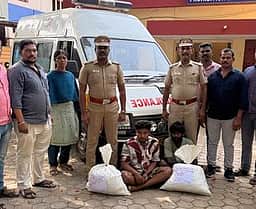 ஆம்புலன்ஸில் கடத்திவரப்பட்ட 21 கிலோ கஞ்சா பறிமுதல்: இருவா் கைது