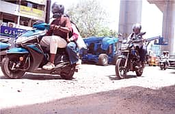 சென்னையில் குண்டும் குழியுமான சாலைகள்! ரூ.771 கோடியில் சீரமைத்தும் நீடிக்கும் அவலம்!!  