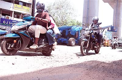 சென்னையில் குண்டும் குழியுமான சாலைகள்! ரூ.771 கோடியில் சீரமைத்தும் நீடிக்கும் அவலம்!!  