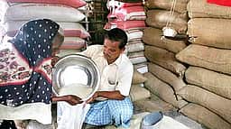 ரேஷன் கடையில் தரமற்ற அரிசி விநியோகம்: விற்பனையாளரிடம் பெண் வாக்குவாதம்